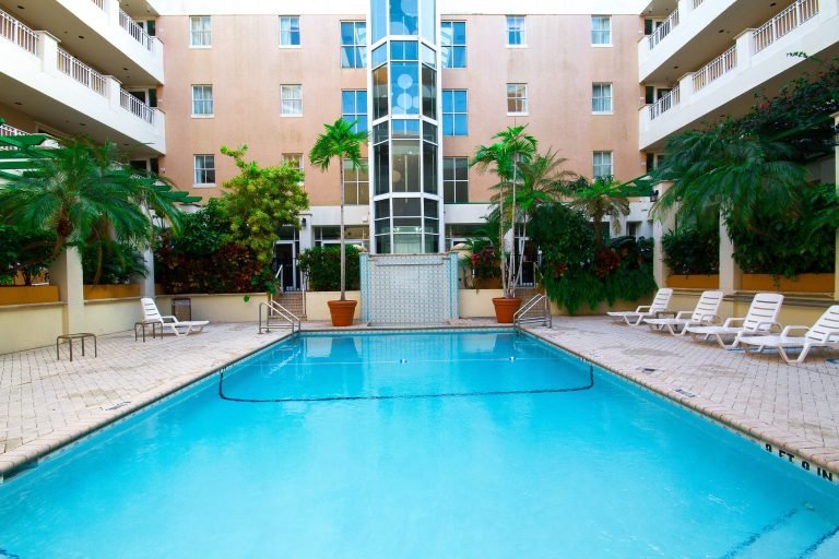 pool 768x512